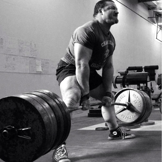 Powerlifter deadlifting.